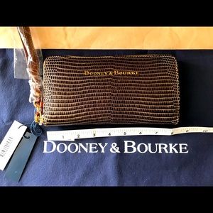 🤎 Dooney & Bourke accordion wallet/wristlet. 🤎